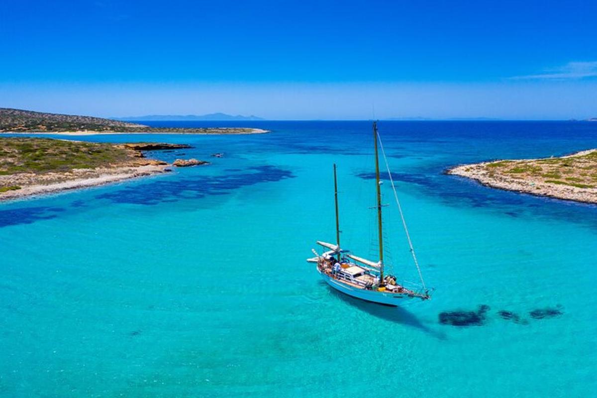 un barco flotando en el agua en el océano