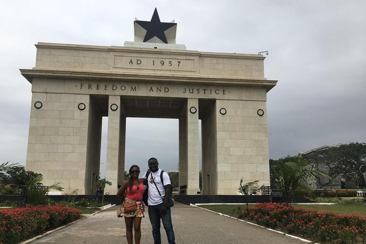 un home i una dona drets davant d'un monument