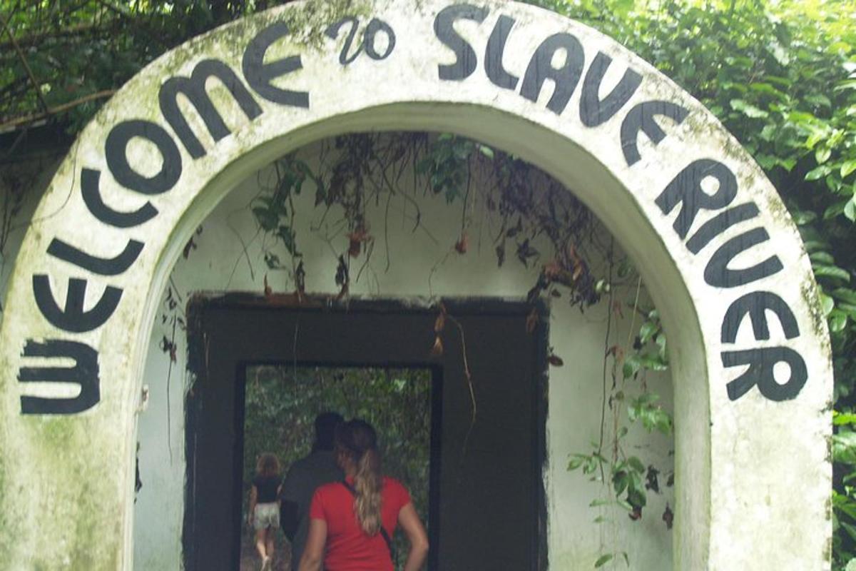 un cartello che dice "balla per rave" su una porta