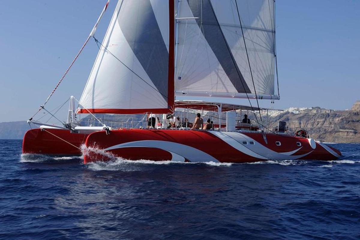una barca a vela rossa e bianca sull'acqua