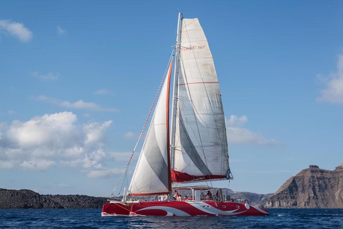 una barca a vela rossa e bianca sull'acqua