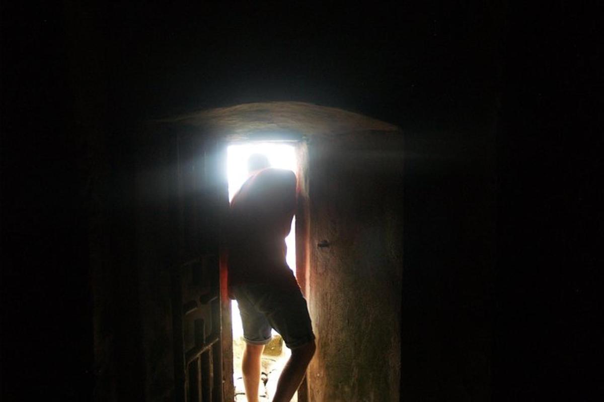 un uomo in piedi su una porta con una luce
