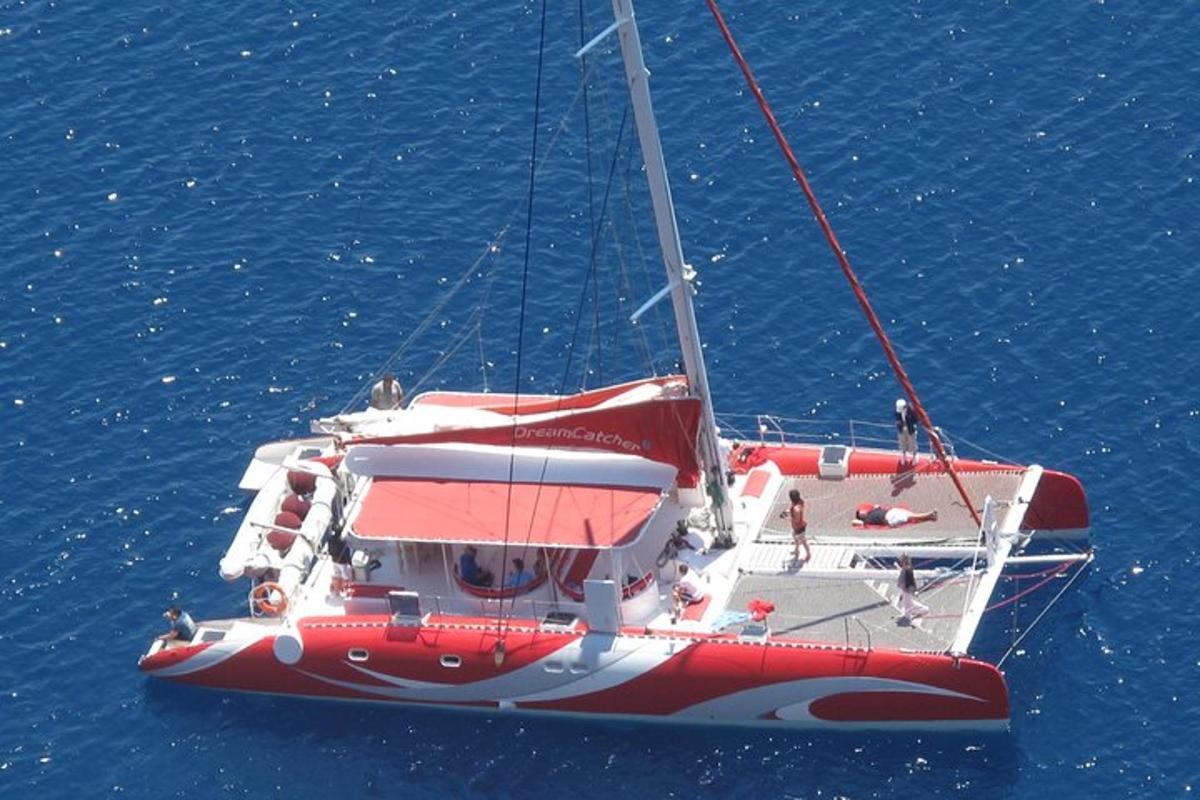 una barca rossa e bianca nell'acqua