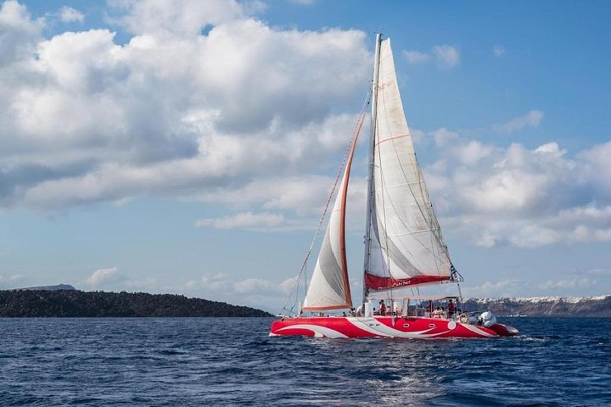 una barca a vela rossa e bianca nell'acqua