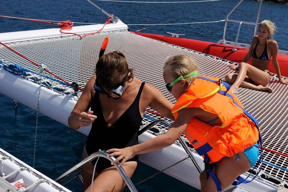 un gruppo di persone su una barca in acqua