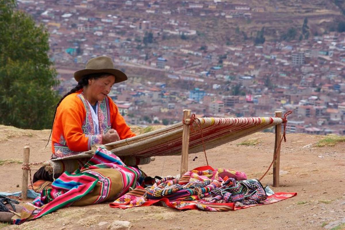 una donna seduta su una collina con una pila di cravatte
