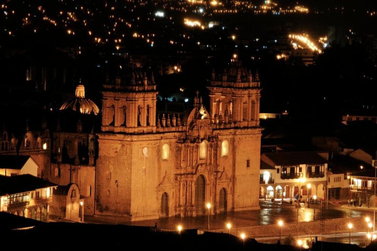 un vecchio edificio è illuminato di notte
