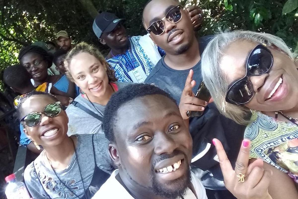 un gruppo di persone che posano per una foto