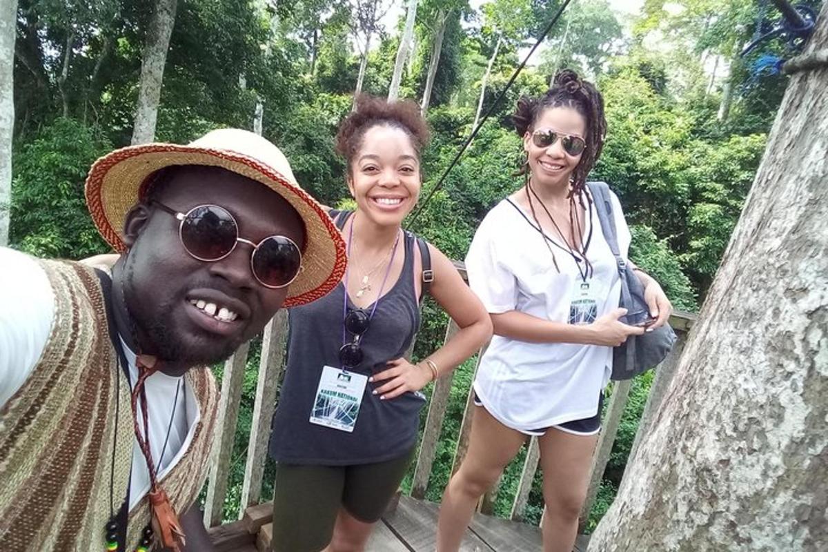 un grup de tres persones dempeus en un pont penjant