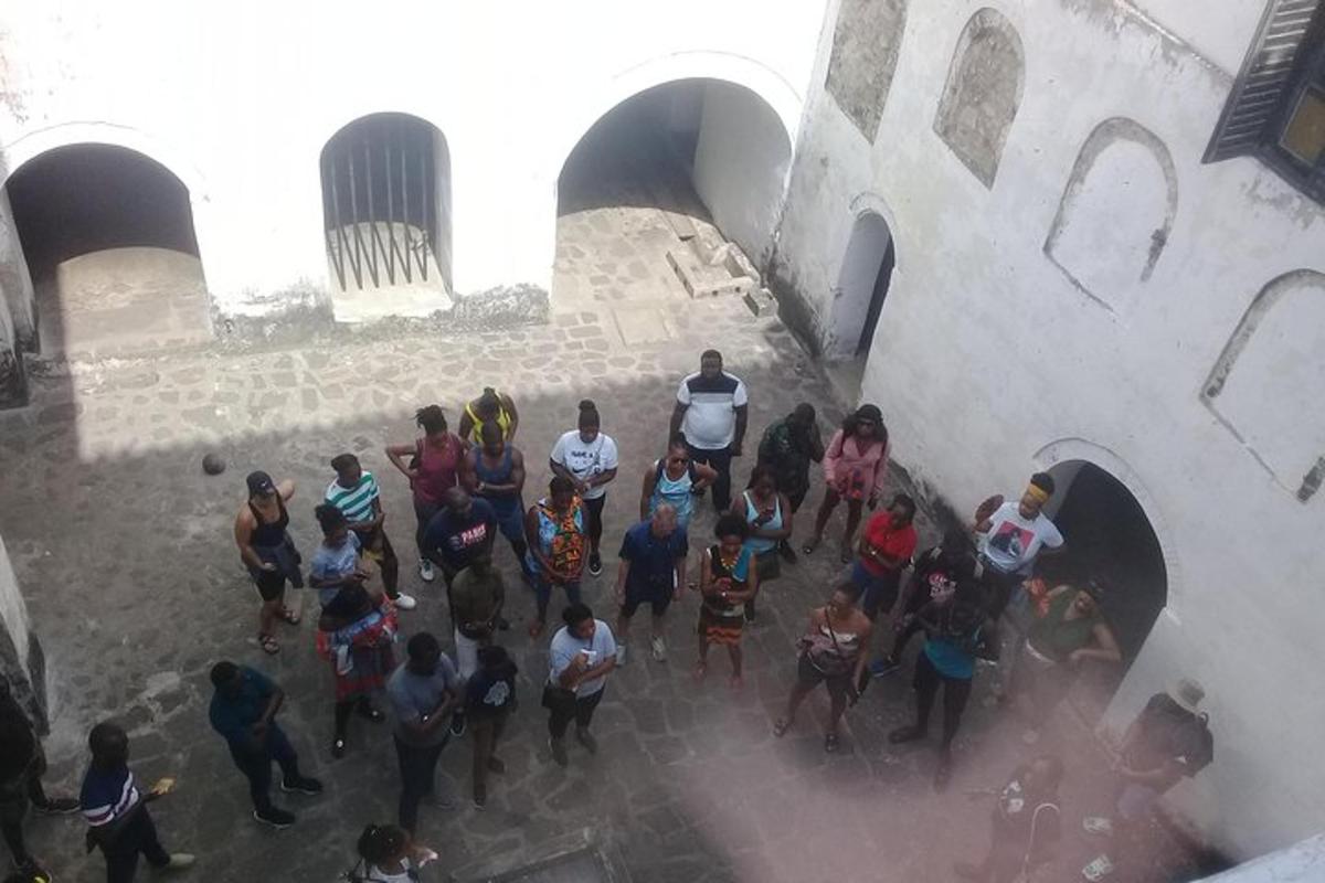 un gruppo di persone in piedi sui gradini di un edificio