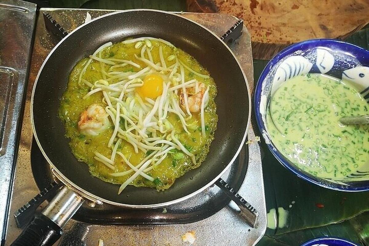 pann nuudlite ja munaga pliidil