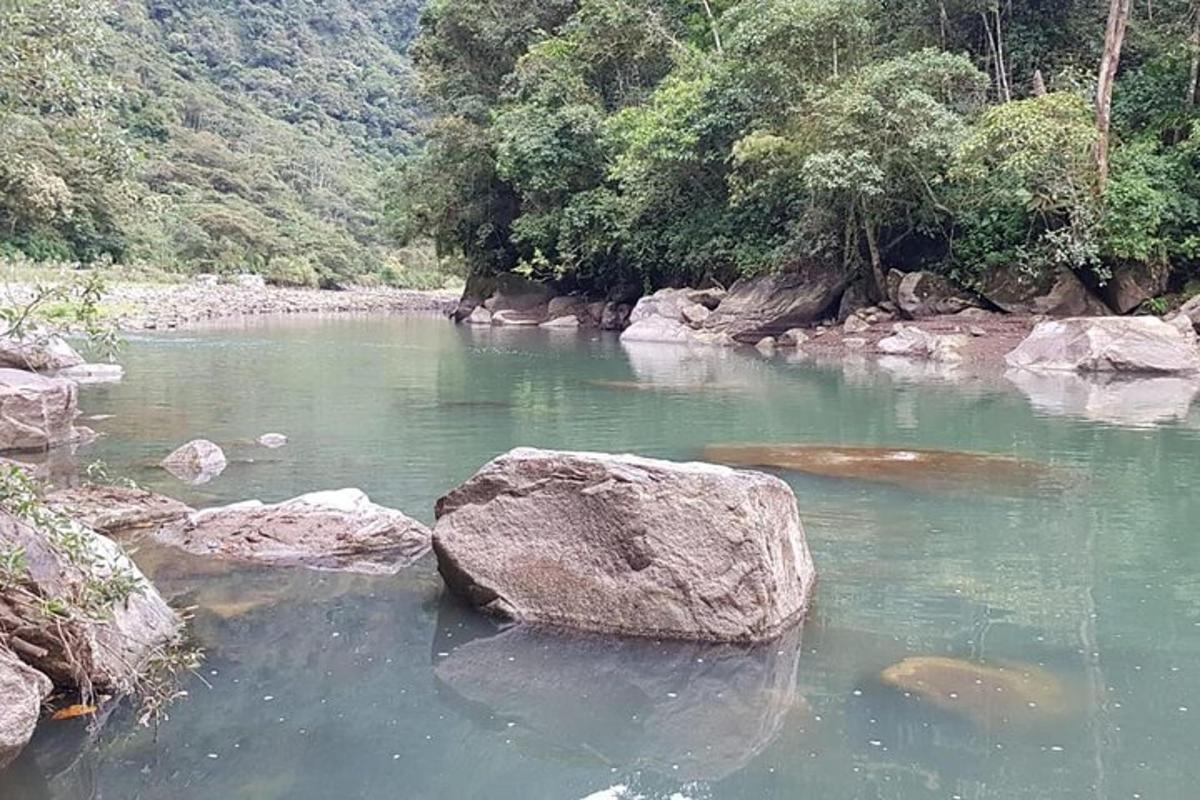 uma grande rocha no meio de um rio