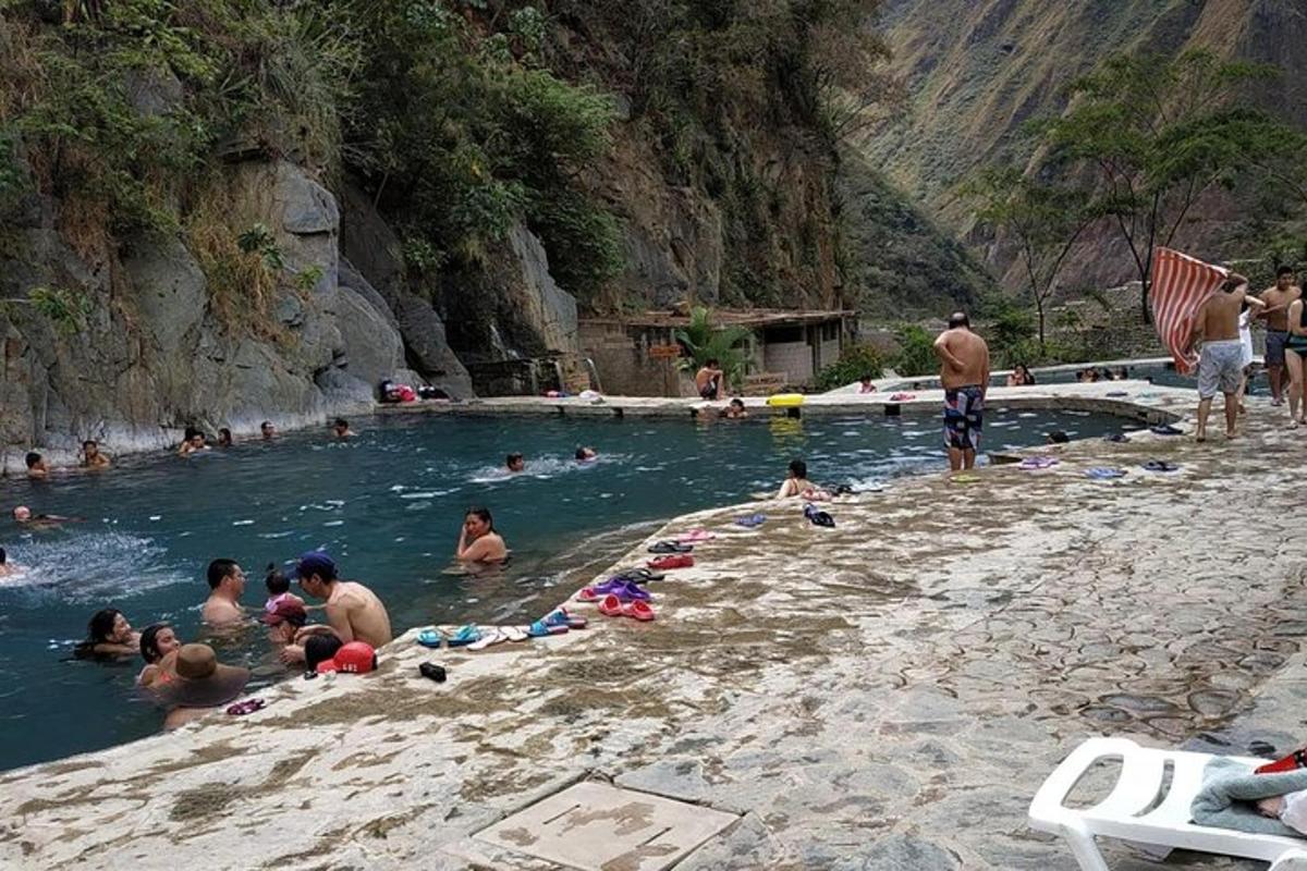 um grupo de pessoas na água em uma praia