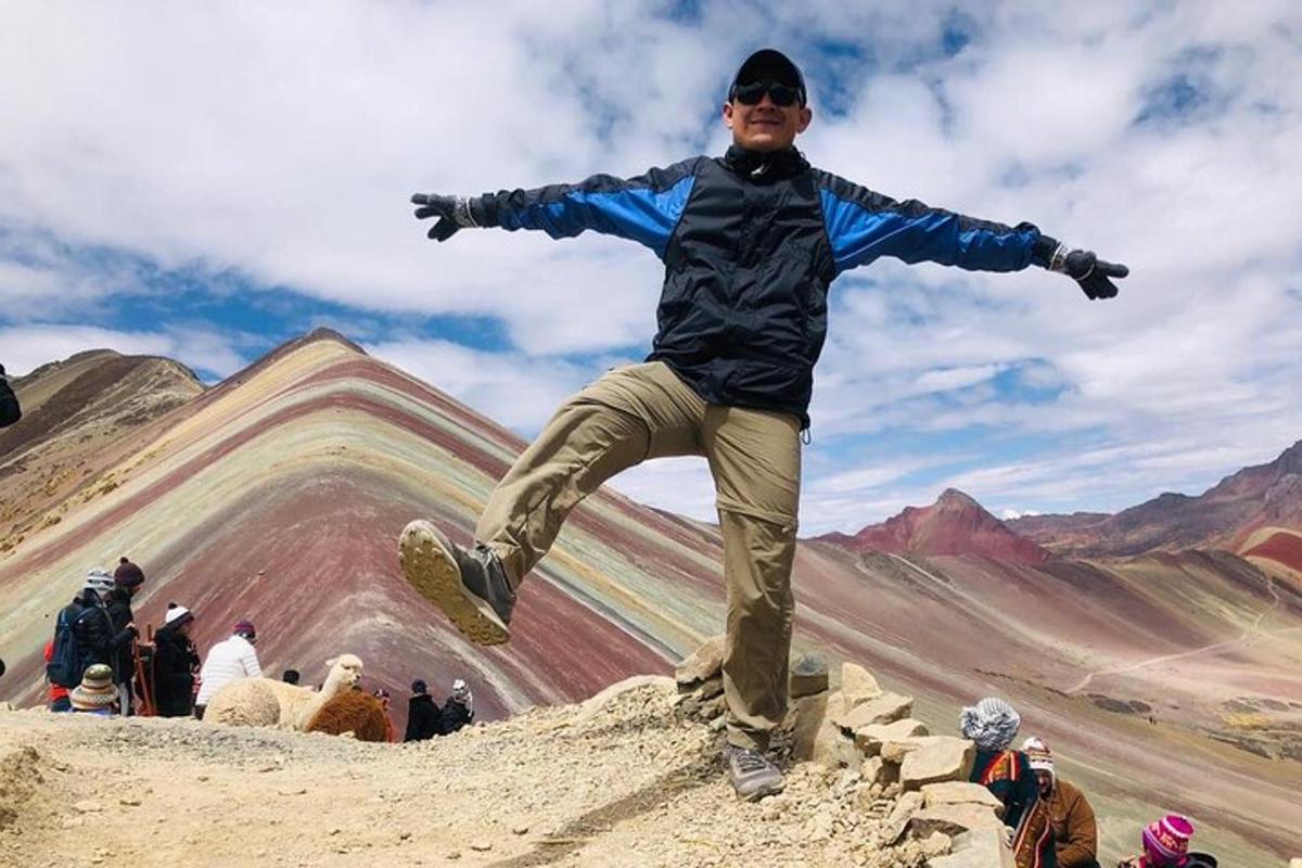 un hombre saltando en el aire en la cima de una montaña