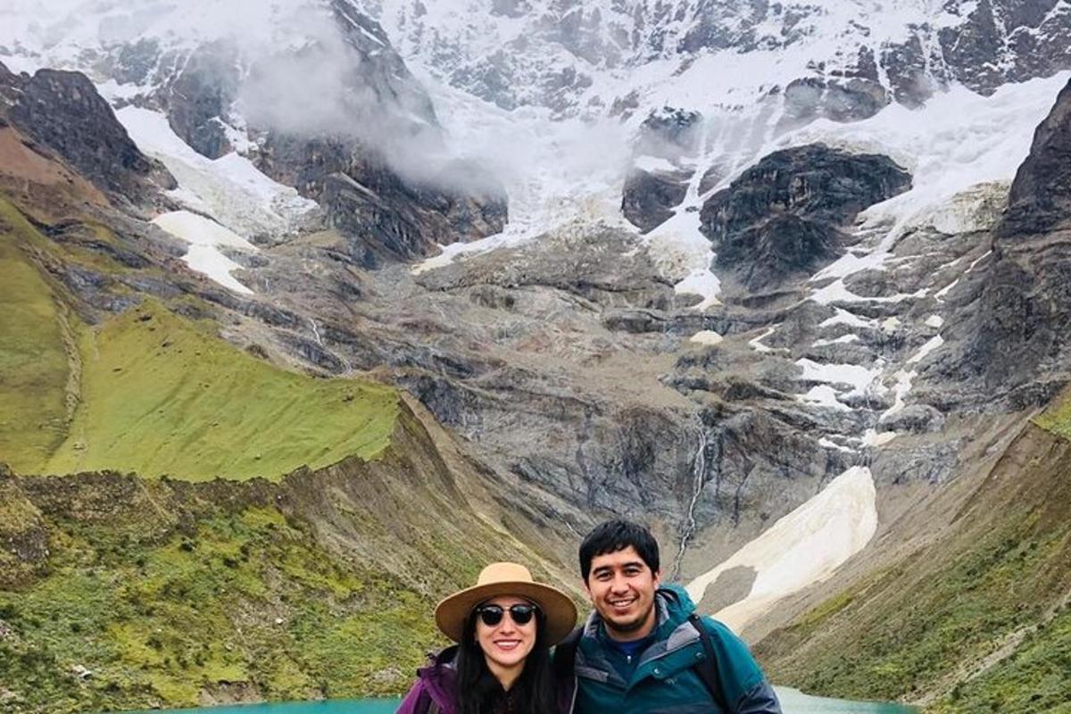 un uomo e una donna in piedi davanti a una montagna