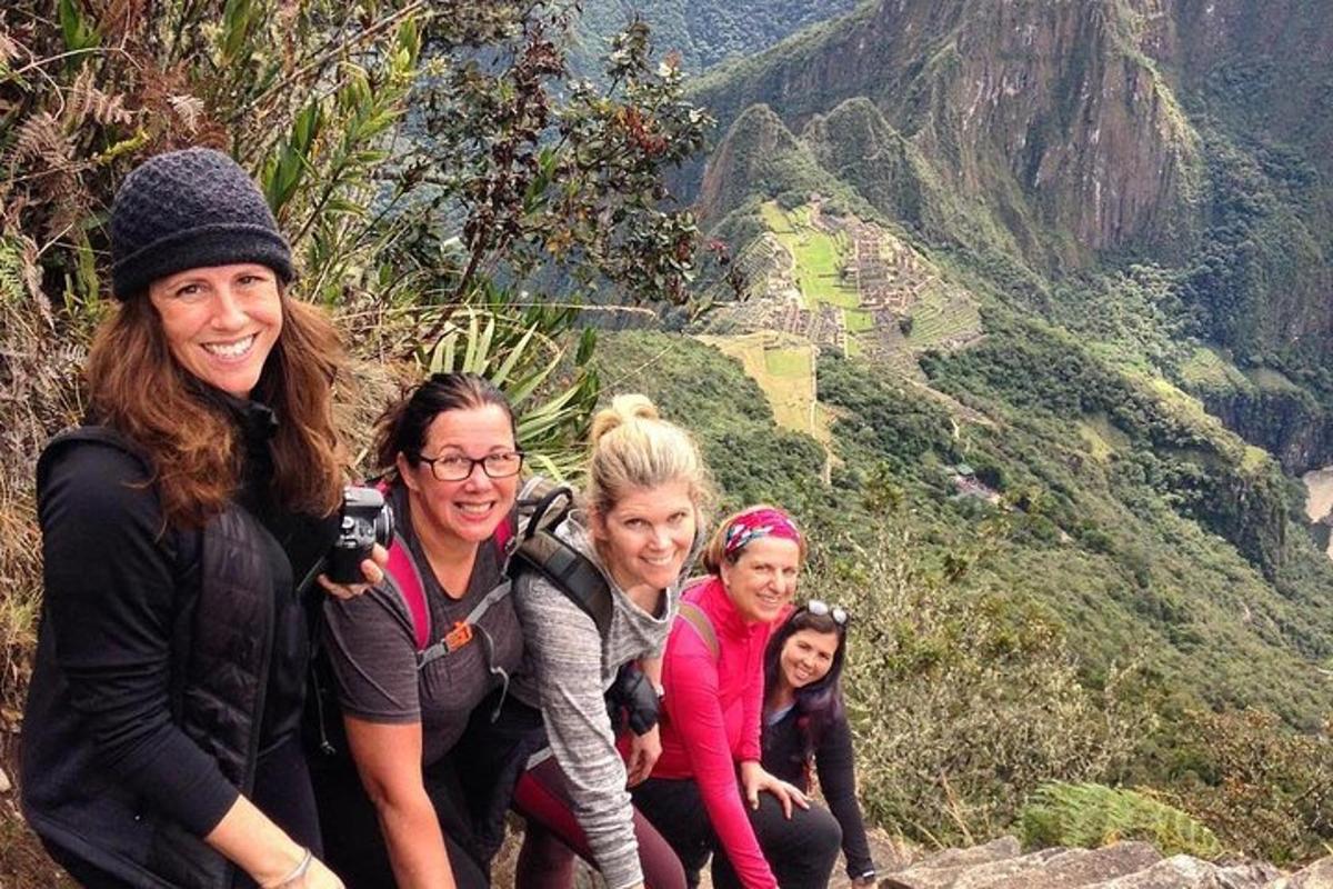 un groupe de femmes debout au sommet d'une montagne
