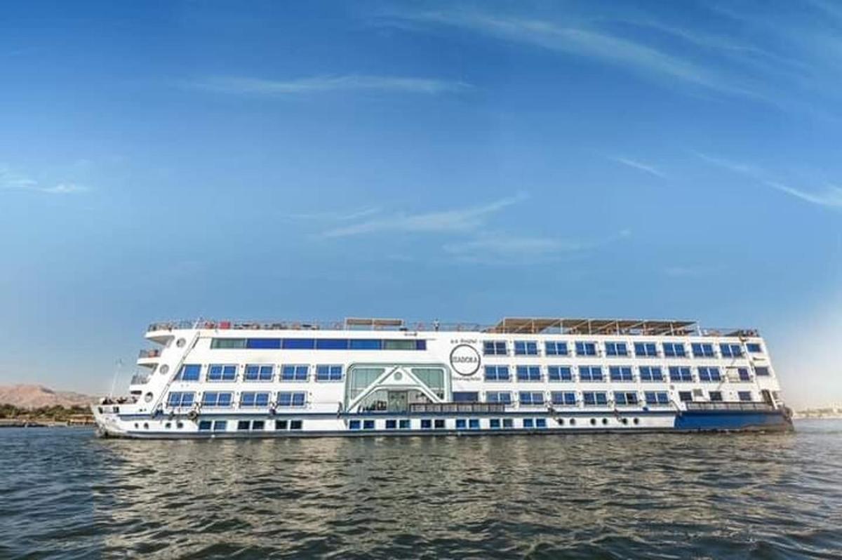 una grande nave da crociera in acqua