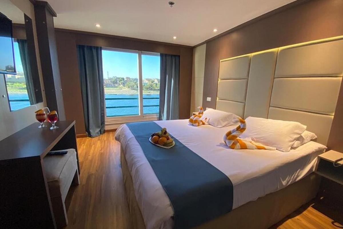 una camera da letto con un letto con una ciotola di frutta sopra