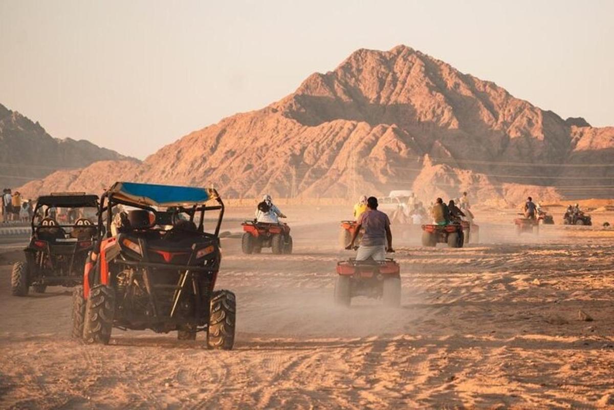 sekumpulan orang menunggang atv di padang pasir