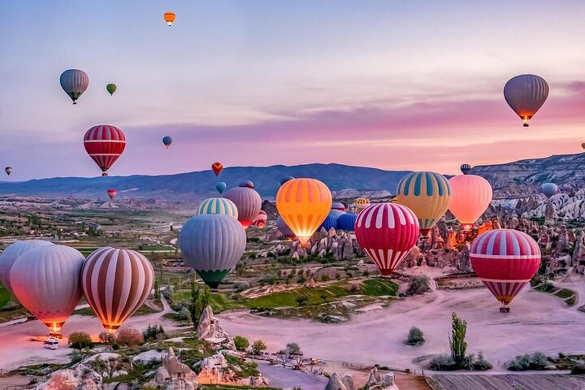 sekumpulan belon udara panas di langit