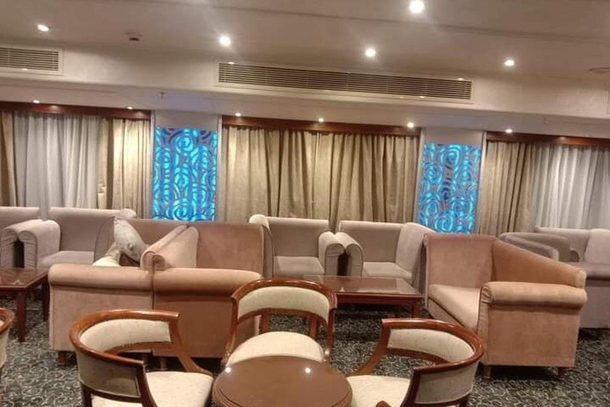 uma sala de espera com sofás, mesas e cadeiras
