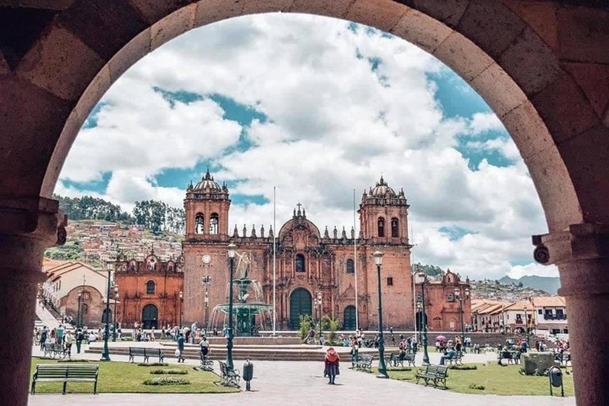 un arco di fronte a un grande edificio