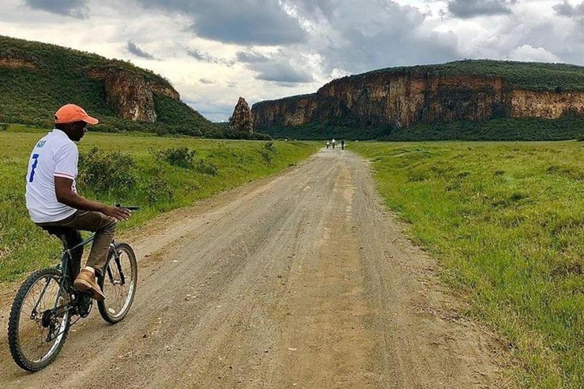 ein Mann, der mit dem Fahrrad einen Feldweg entlang fährt