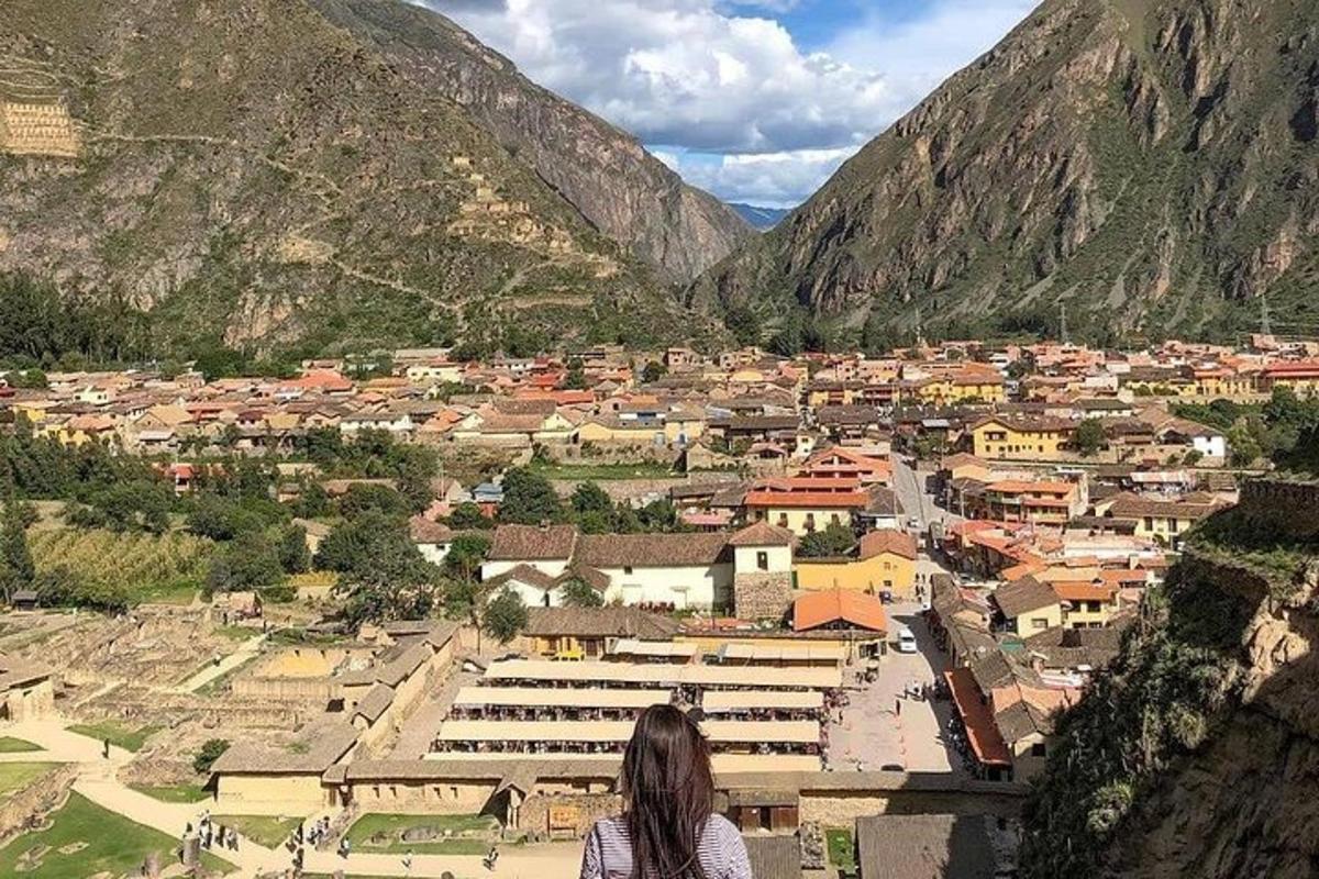 una donna in piedi su una montagna che guarda una città