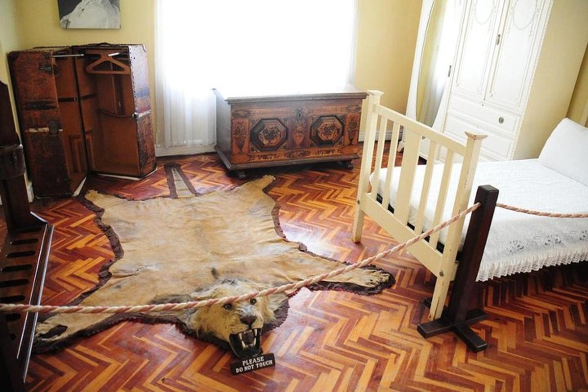 een kamer met een bed en een kleed op de vloer