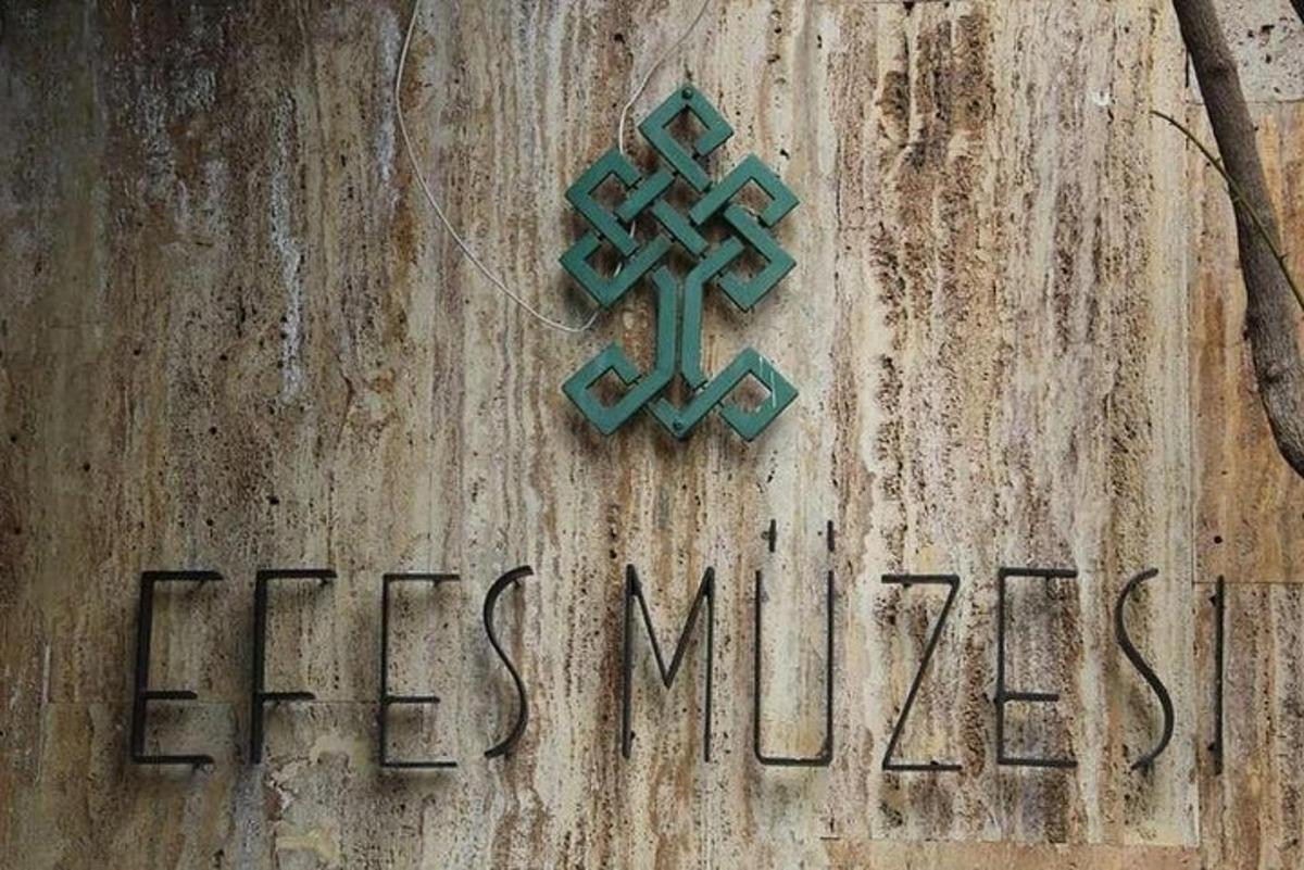 üzerinde haç bulunan bir ağaç için bir işaret