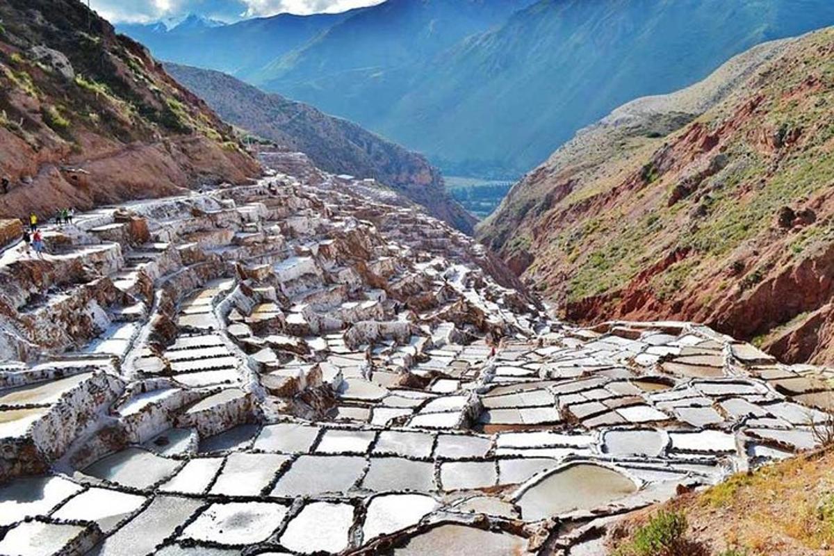um antigo anfiteatro na encosta de uma montanha
