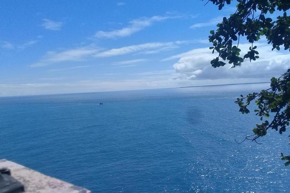 una vista di un grande specchio d'acqua