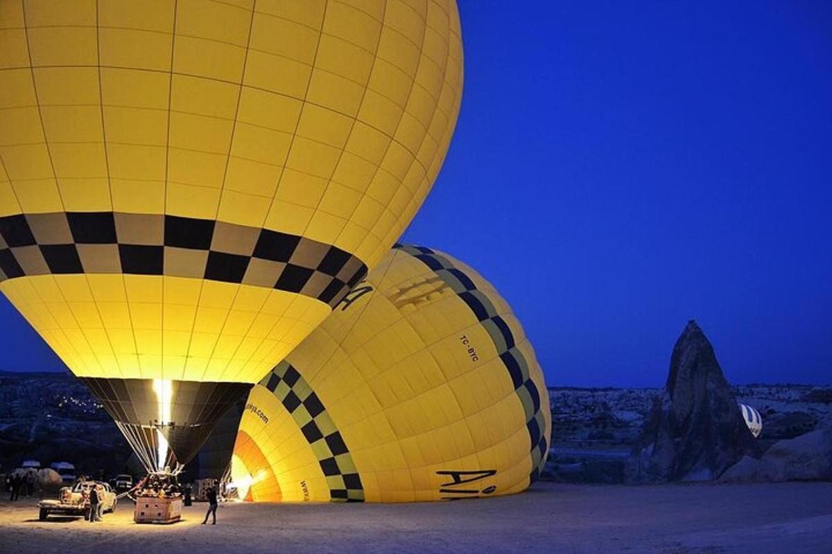 un gruppo di mongolfiere nel deserto di notte