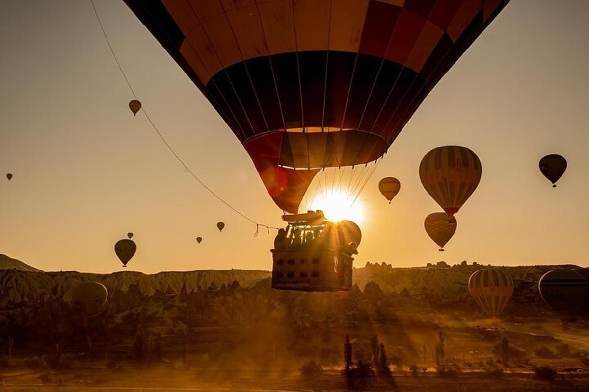 un gruppo di mongolfiere che volano nel cielo