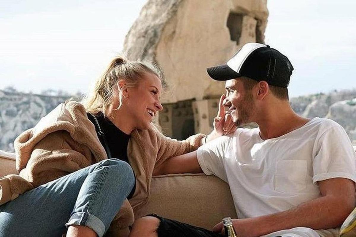 un uomo e una donna seduti su un divano