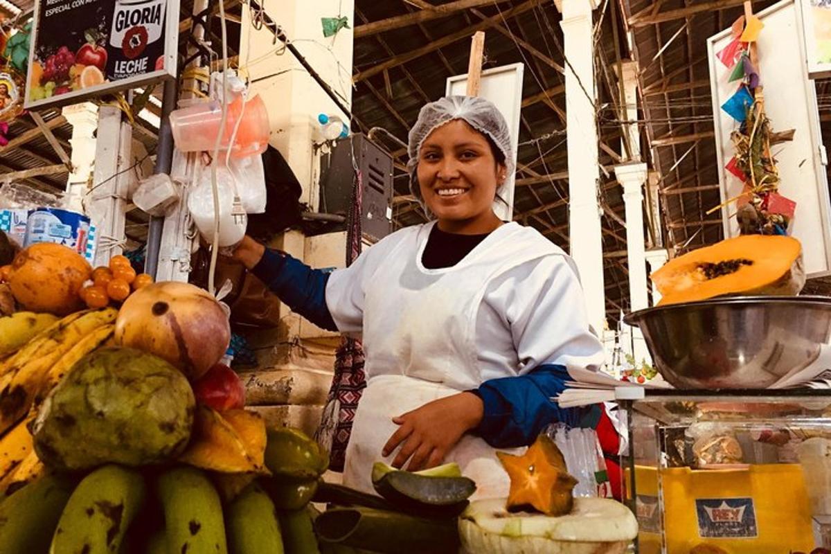 Una mujer parada en un mercado con frutas y verduras.