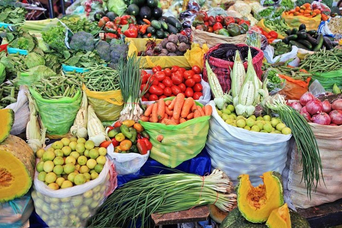pameran buah-buahan dan sayur-sayuran dalam bakul di sebuah pasar