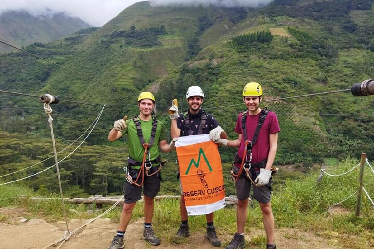 tre uomini in piedi su una teleferica con un cartello