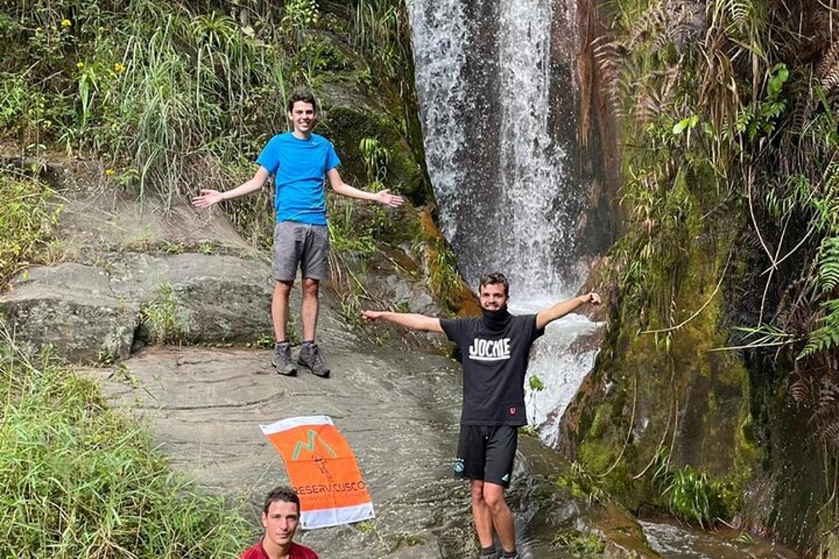 due uomini in piedi davanti a una cascata
