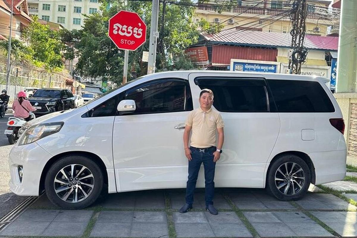 seorang lelaki berdiri di hadapan sebuah van putih