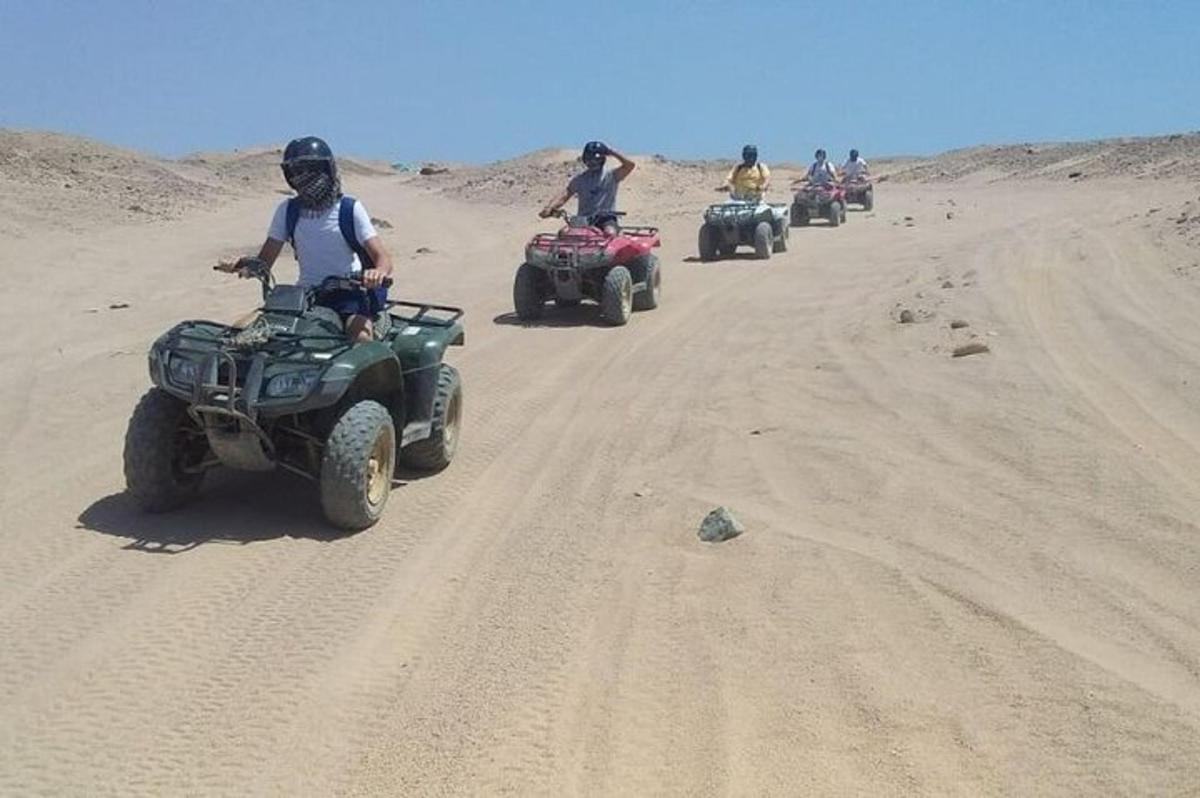 sekumpulan orang menunggang atv di jalan tanah