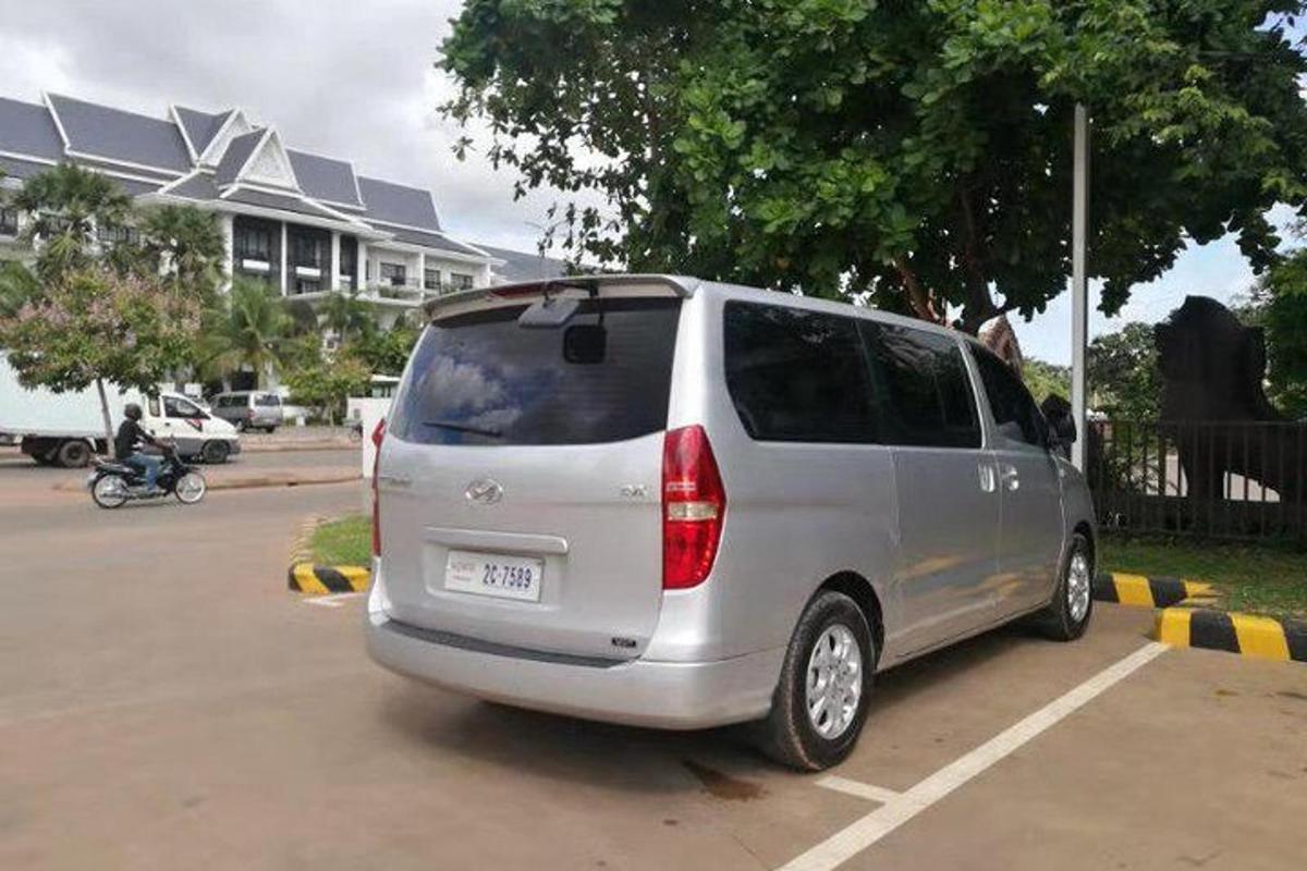 sebuah van perak diletakkan di tempat letak kereta
