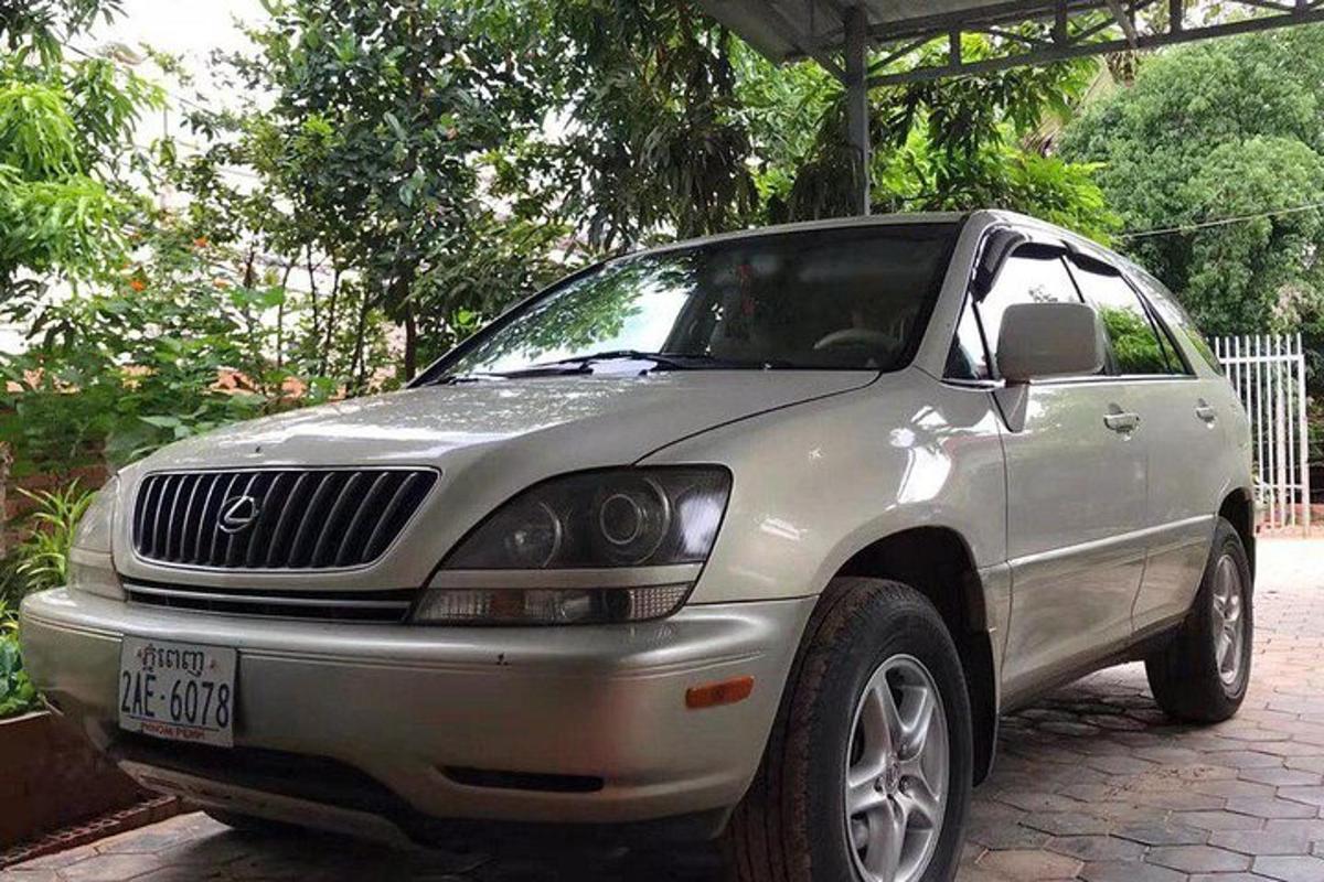 sebuah suv perak diletakkan di atas jalan bata