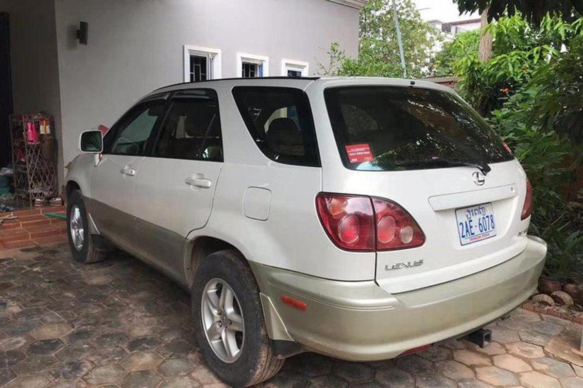 sebuah kereta kecil berwarna putih berhenti di hadapan sebuah rumah