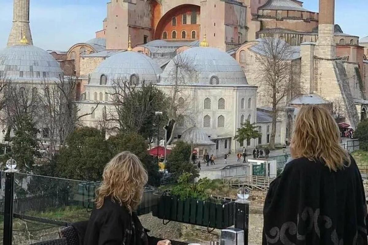 две жене гледају град са куполама