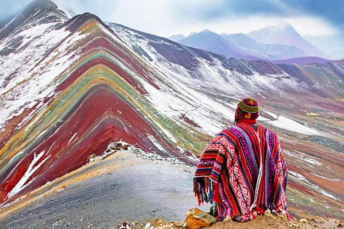 una persona seduta in cima a una montagna