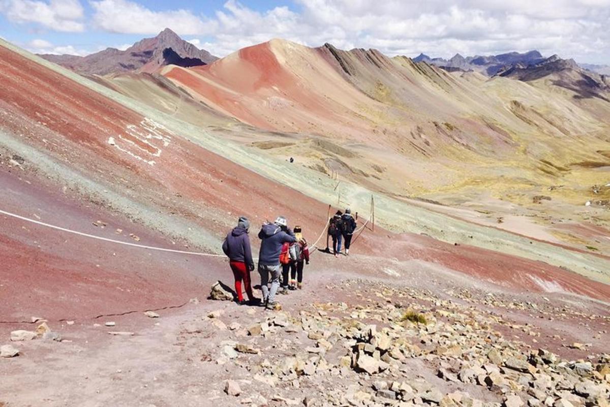 un gruppo di persone che camminano su una montagna