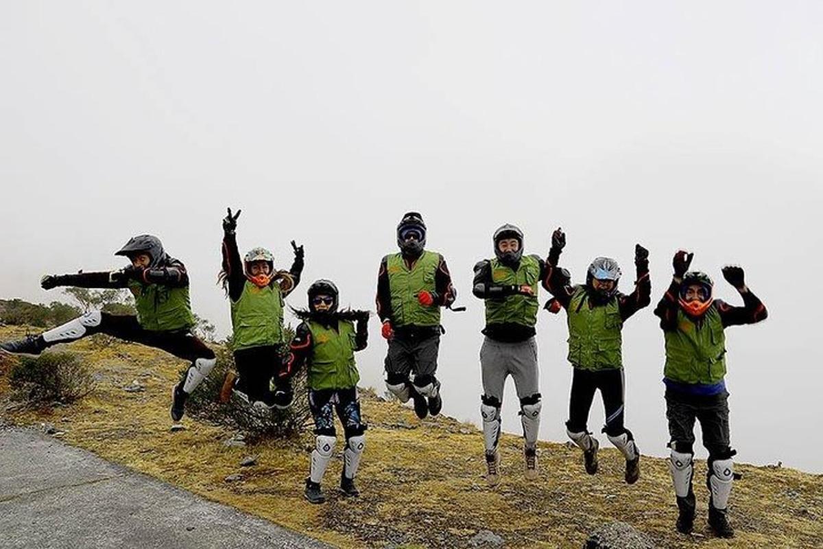 eine Gruppe von Menschen, die in die Luft springen