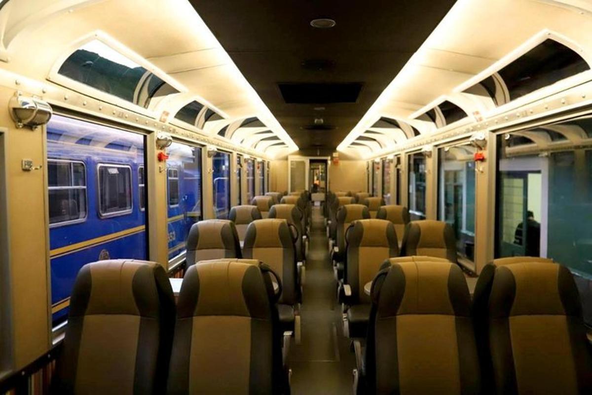 地下鉄の空席のある車両