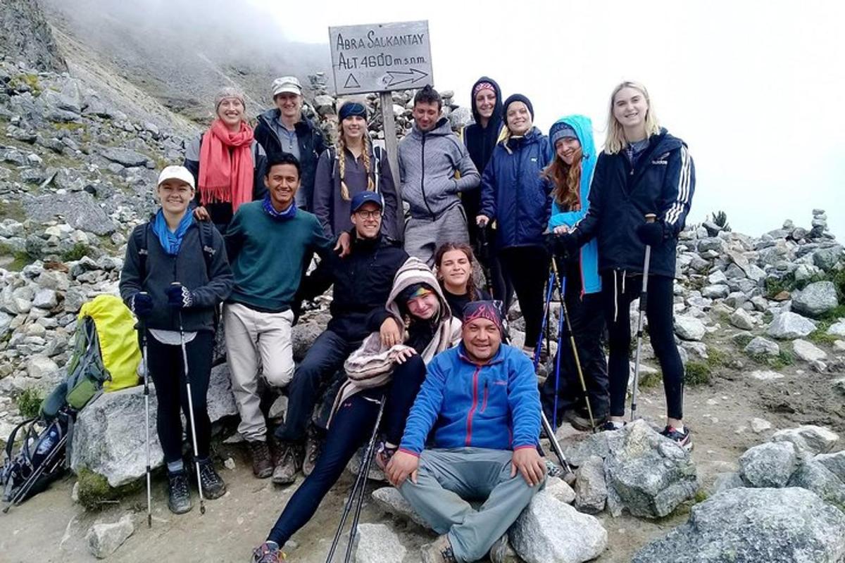 um grupo de pessoas posando para uma foto em uma montanha